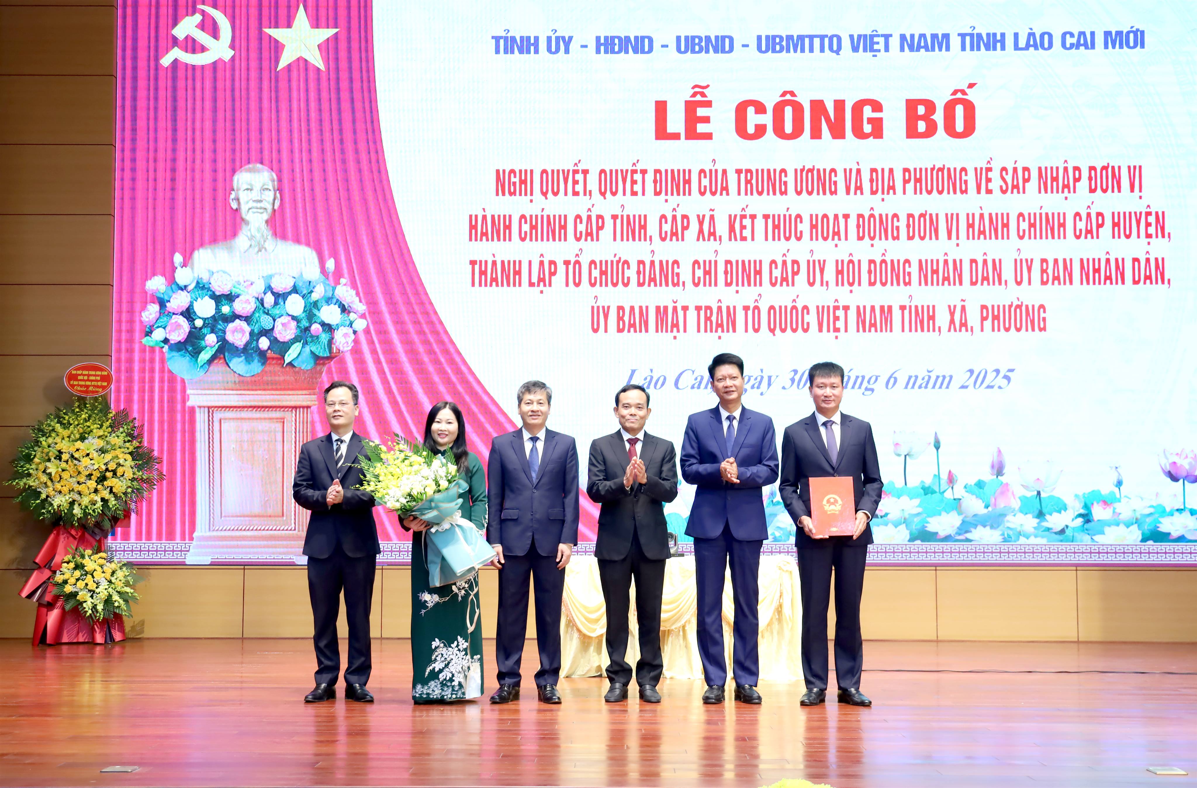 Đồng chí Trần Lưu Quang - Bí thư Trung ương Đảng, Trưởng Ban chính sách và chiến lược Trung ương trao Quyết định của Thủ tướng Chính phủ về chỉ định Chủ tịch, Phó Chủ tịch UBND tỉnh Lào Cai